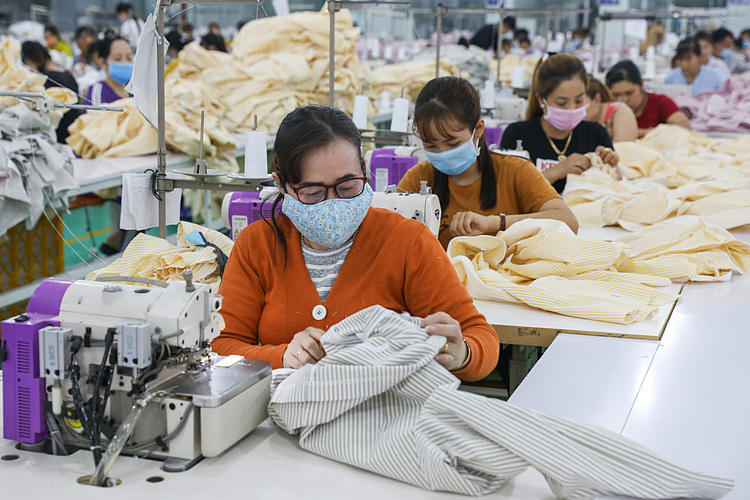 Công nhân làm việc trong một công ty may mặc ở Khu công nghiệp Tân Đô, Long An ngày 29/2. Ảnh: Quỳnh Trần